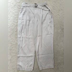 Women’s dress pants Abercrombie and Fitch
Belted khaki pants. Perfect condition